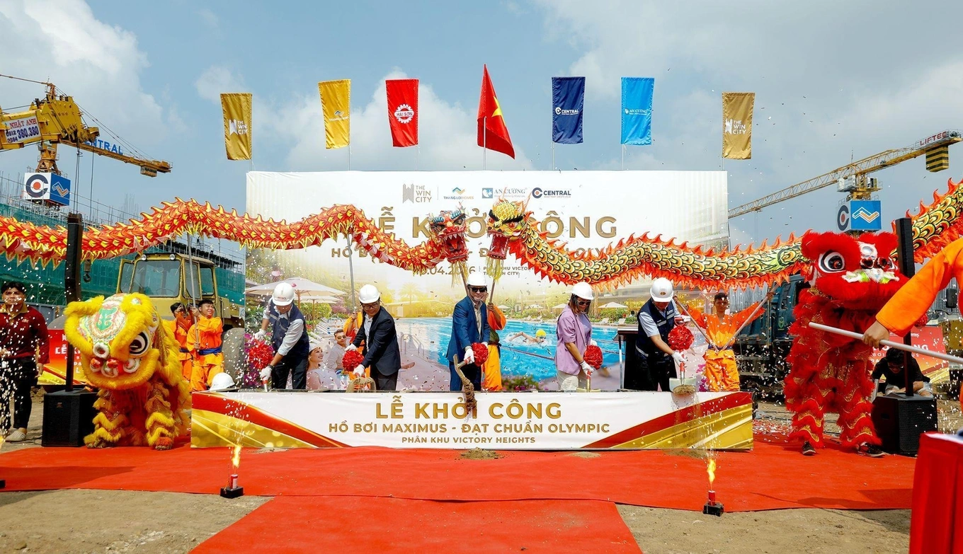 Hồ bơi Maximus - chiều dài mặt nước theo chuẩn Olympic, với công nghệ điện phân tốt cho sức khỏe vừa chính thức khởi công. Đây là 1 trong 28 tiện ích của phân khu Victory Heights được giới thiệu ra thị trường và bán trong đợt này (Ảnh: Thắng Lợi Homes).