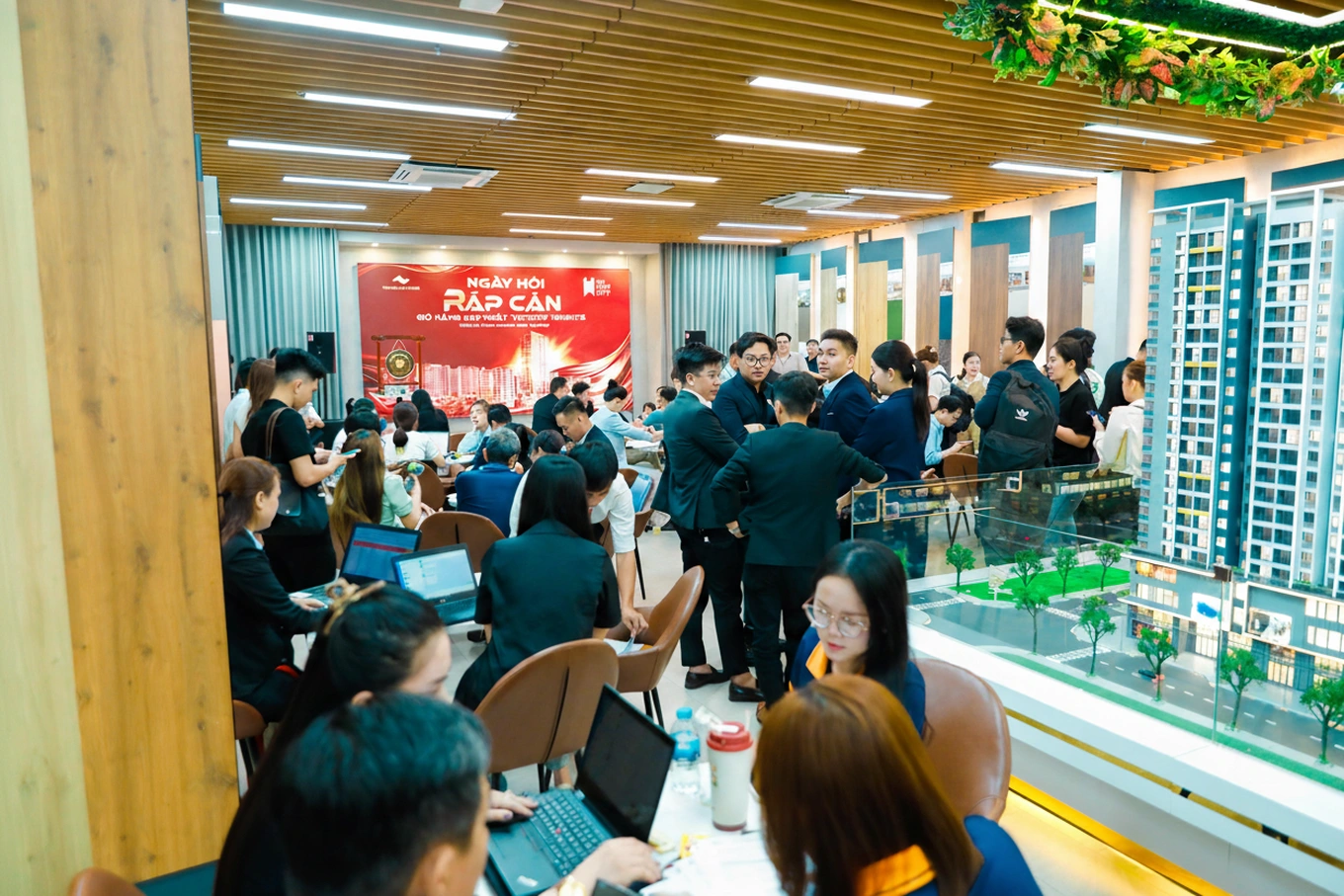 Đông đảo khách hàng tham gia và giao dịch tại The Win City với mức giá dao động từ khoảng 1,39 tỷ đồng đến dưới 2 tỷ đồng/căn (Ảnh: Thắng Lợi Homes).