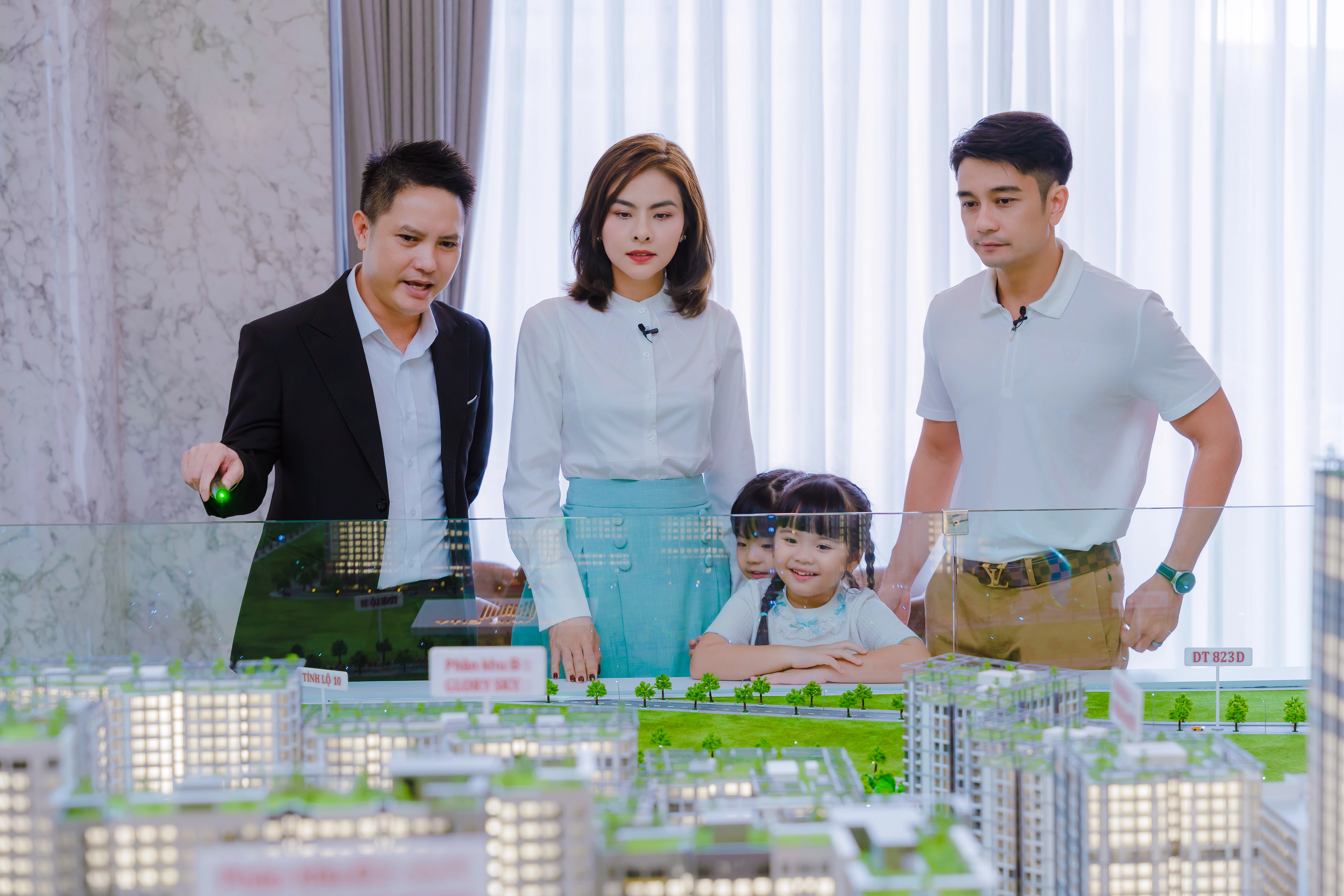 Gia đình diễn viên Vân Trang đến tham quan dự án The Win City