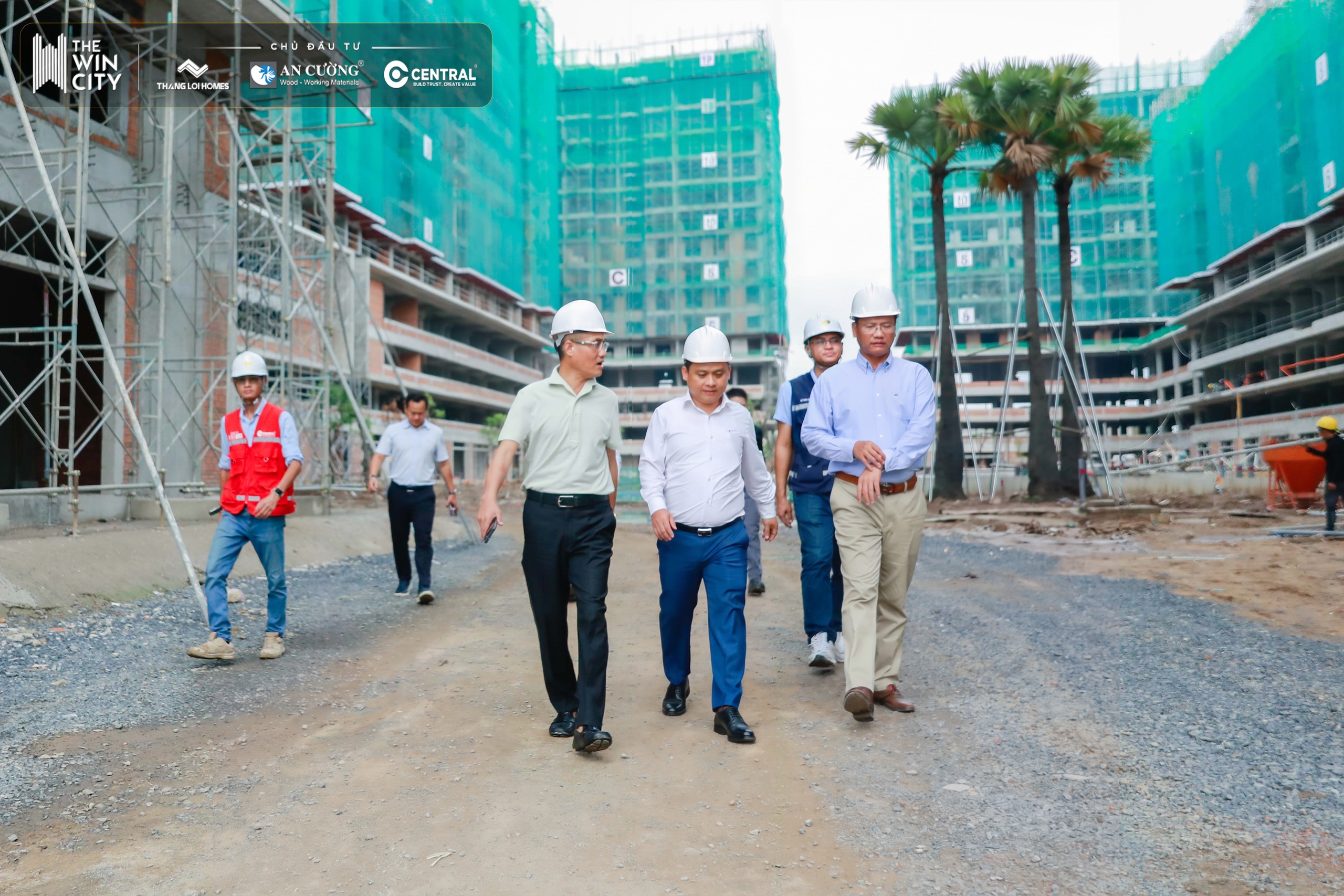 Ban lãnh đạo Central, Gỗ An Cường, Thắng Lợi Homes cùng đi khảo sát tiến độ thi công và chất lượng công trình xây dựng dự án The Win City.